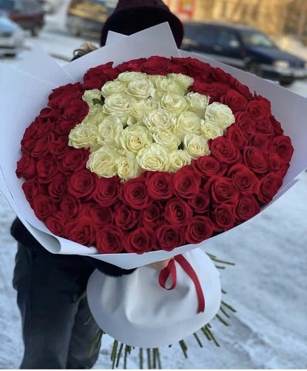 Букет из 101 метровой розы "Сердце"